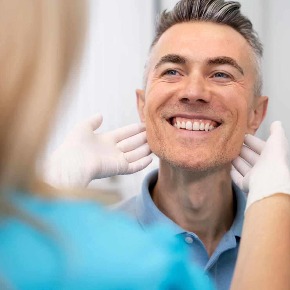 paciente recibiendo un implante dental en Madrid